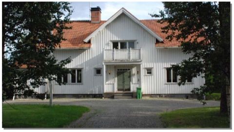 Bild 1 Huvudentré och fasad mot norr