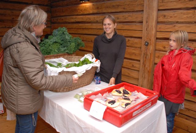 DSC 1260 Birgit köper grönkål av Elin och Naima