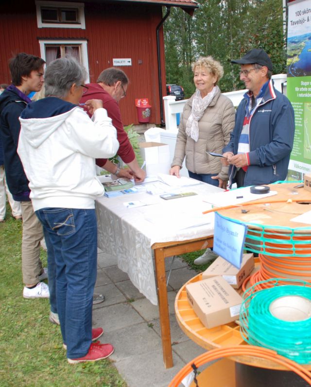 DSC 1301 Margareta och PG erbjuder TURE medlemsskap