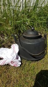 Kaffepanna sotig mot gräs fint n